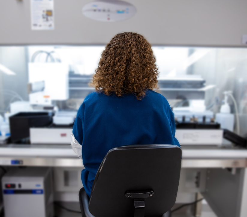 Image of a worker in CBM's GMP process development facility for pharmaceutical advanced therapies
